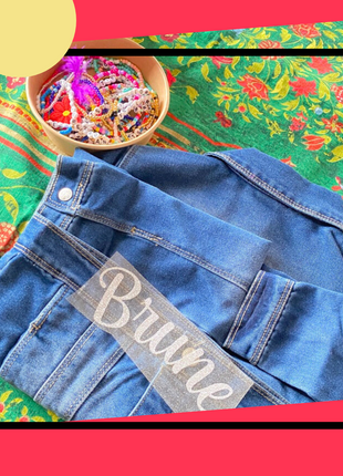 Atelier créatif – Veste en jean Taylor Swift Edition